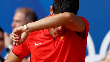 Carlos Alcaraz llora al perder ante el serbio Novak Djokovic tras la final individual masculina de tenis de los Juegos Olímpicos de París 2024.