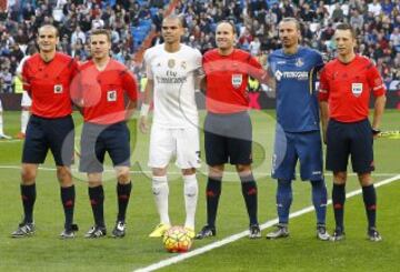 Real Madrid-Getafe. El árbitro Antonio Miguel Mateu Lahoz, arropado por los capitanes de ambos equipos, Pepe y Aléxis, los asistentes, Pau Norbert Cebrián Devis y Jon Núñez Fernández, y el cuarto árbitro Sergio Escriche Guzmán.