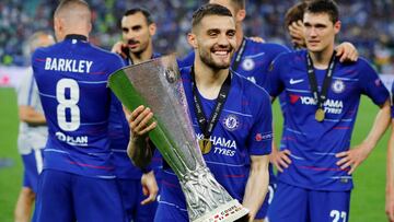 Mateo Kovacic posando con la Europa League conquistada este jueves por el Chelsea ante el Arsenal en Bakú.