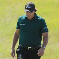 Mickelson pierde los nervios y golpea la bola en movimiento