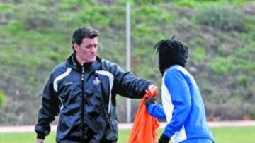 <b>TITULAR. </b>Míchel le da el peto de titular a Boateng, que no irá con Ghana a la Copa de África.