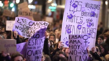 Descubre la lista de objetos que sí y no están permitidos para llevar a la marcha del 8M por el Día de la Mujer.