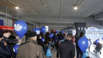 Cientos de niños celebran la fiesta perica más sonriente