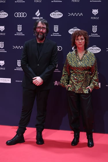 Los directores y guionistas del documental 'Caja de resistencia', Alejandro Alvarado y Concha Barquero, posan en la alfombra roja de los Premios Feroz 2025.