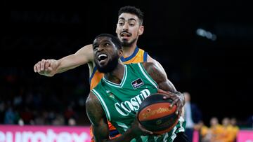 BJ Johnson, jugador del Coosur Betis, ante el Valencia Basket.