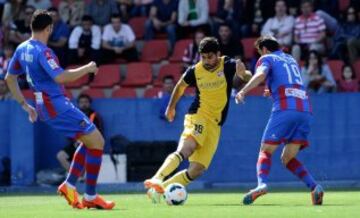 Diego da Silva Costa  y Pedro López durante el partido de trigésimo sexta jornada de la Liga de Primera División que disputan esta tarde en el estadio Ciutat de Valencia.