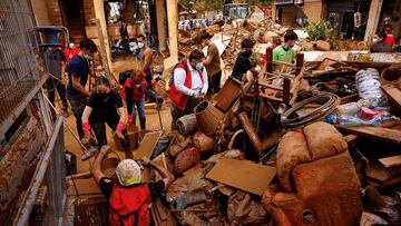 Volunteers help firefighters remove mud from a basement, in the aftermath of floods caused by heavy rains, in Alfafar, near Valencia, Spain, November 3, 2024. REUTERS/Susana Vera TPX IMAGES OF THE DAY