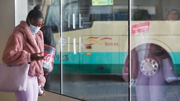 Una mujer espera en la estación sur, a 26 de enero de 2023, en Madrid (España). Durante una entrevista, la portavoz del Ejecutivo ha informado que después del seguimiento y análisis de la última fase de la incidencia tras la apertura de fronteras de China, las mascarillas podrían ser retiradas en el transporte público ‘de forma inmediata’.
26 ENERO 2023;MADRID;GOBIERNO;IMPACTO CHINA
Eduardo Parra / Europa Press
26/01/2023