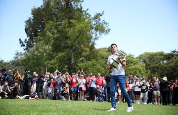 El tenista serbio Novak Djokovic ha posado ante los medios de comunicación con el trofeo conseguido en Australia tras vencer en la final a Dominic Thiem. Con título suma 17 Grand Slam por detrás de los 19 de Nadal y de los 20 de Federer. 