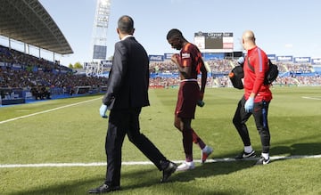 Dembélé leaves the pitch injured