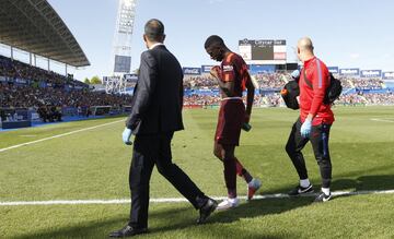 Dembélé leaves the pitch injured