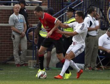 Michael Keane y Cristiano Ronaldo.