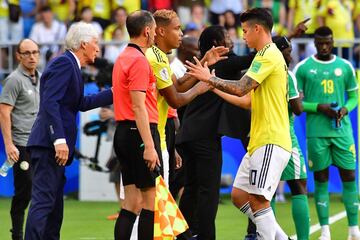 James Rodríguez debe salir del partido por molestias físicas. Entra al campo Luis Muriel