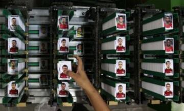 Los cromos de los jugadores del mundial de Brasil 2014 se realizan en la fábrica de la editorial italiana Panini, en en el Centro empresarial de Tamboré, al norte de Sao Paulo.