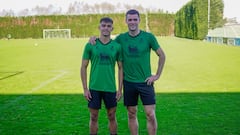 Mario García y Álvaro Mantilla, esta mañana en el Campo Santi Gutiérrez Calle en La Albericia.