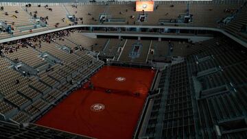 Imagen de la pista Philippe Chatrier tras la suspensi&oacute;n por la lluvia del partido entre Rafa Nadal y Kei Nishikori en Roland Garros 2019.