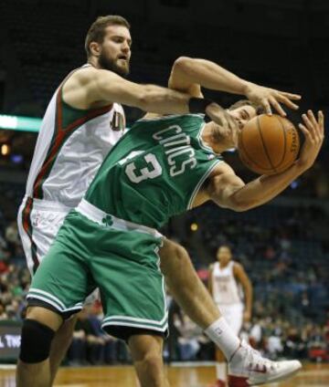 Miroslav Raduljica (Bucks) intenta robar el balón a Kris Humphries, de Boston.