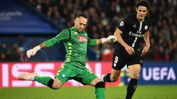 David Ospina con la posesión del balón ante la marca de Edinson Cavani durante el partido entre PSG y Napoli en el Parque de Los Príncipes de París por la tercera fecha de la fase de grupos de Champions League