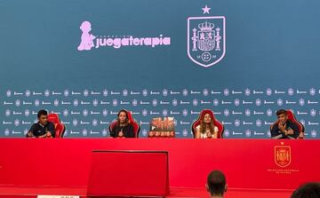 Rodri, Elvira Andr&eacute;s, vicepresidenta de la RFEF, Bel&eacute;n Solera, de la Fundaci&oacute;n Juegaterapia y Marcos Llorente, en el acto de presentaci&oacute;n del Baby Pel&oacute;n de La Roja