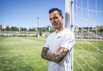 De Tomás posa en la Ciudad Deportiva del Rayo.