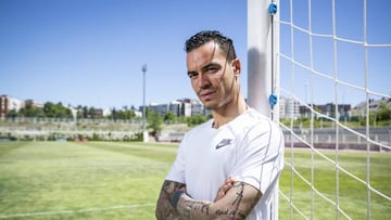 De Tomás posa en la Ciudad Deportiva del Rayo.