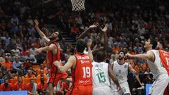 Joan Sastre (Valencia) deja una bandeja en el primer partido de la final de la Eurocup ante el Unicaja.