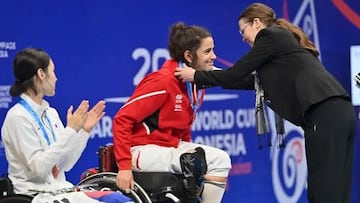 La tiradora española Judith Rodríguez recibe su medalla en la prueba de la Copa del Mundo de Sola (Indonesia)