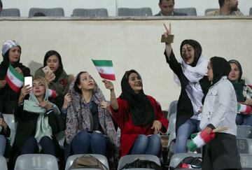 Mujeres en la grada del estadio.