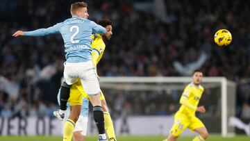 Vigo (Pontevedra) 04/12/2023.- El defensa sueco del Celta, Carl Starfelt (i), disputa el balón ante el delantero del Cádiz, Chris Ramos, durante el encuentro correspondiente a la jornada 15 de primera división disputado hoy lunes en el estadio de Balaidos, en Vigo. EFE / Salvador Sas.