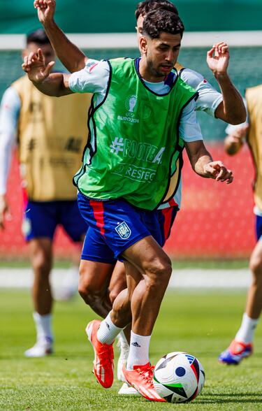 Ayoze conduce el balón.