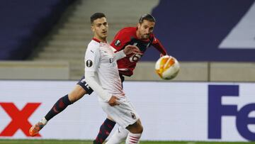 Soccer Football - Europa League - Group H - Lille v AC Milan - Stade Pierre-Mauroy, Lille, France - November 26, 2020 Lille's Yusuf Yazici in action with AC Milan’s Diogo Dalot REUTERS/Pascal Rossignol