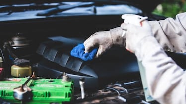 ¿Qué pasa si se pone demasiado aceite al motor del automóvil?