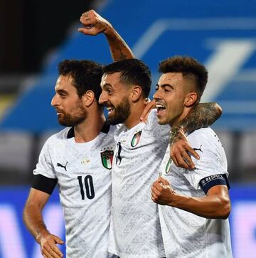 Francesco Caputo celebra su primer tanto con Italia en su debut, ante Moldavia.