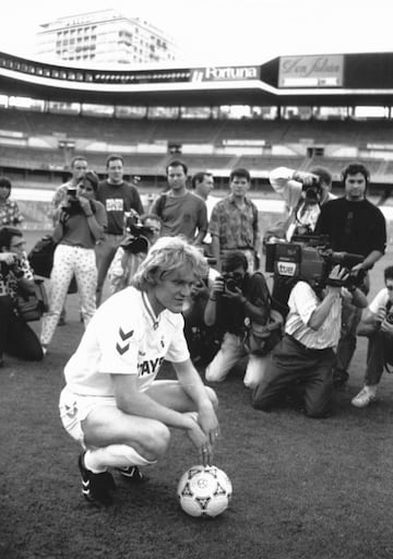 A finales de la década de los 80, una joven generación yugoslava se alzaba con el Mundial juvenil en Chile. Era 1987, y en ese grupo había jugadores como Robert Prosinecki, Davor Suker, Zvonomir Boban, Predrag Mijatovic, Igor Stimac Parte de esos jugadores se proclamarían campeones de Europa con el Estrella Roja en1991. Uno de ellos era Robert Prosinecki, que estaba causando sensación en toda Europa. Rápidamente, los grandes equipos del continente se pusieron tras su pista: el Real Madrid, el AC Milan, el Olympique de Marsella, el Bayern de Múnich Pero el que más empeño le puso fue el conjunto madridista. No fue un fichaje fácil, pero finalmente se pudo concretar tras varios meses de espera. Lo más curioso del caso es que el jugador recaló en el conjunto de Chamartín tras haber recibido una negativa tajante de otro equipo, el AC Milan. La directiva rossonera le hizo pasar un reconocimiento médico, y le detectaron un problema. El cuerpo médico explicó a los dirigentes que Prosinecki, al tener la mandíbula alargada y los dientes salidos podría tener problemas musculares y de espalda. Decidieron fichar a otro jugador balcánico, Dejan Savicevic, que les dio un gran resultado. Prosinecki recalaría en el Real Madrid, donde tuvo muchos problemas de lesiones musculares.