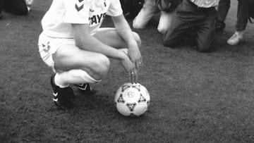A finales de la década de los 80, una joven generación yugoslava se alzaba con el Mundial juvenil en Chile. Era 1987, y en ese grupo había jugadores como Robert Prosinecki, Davor Suker, Zvonomir Boban, Predrag Mijatovic, Igor Stimac Parte de esos jugadores se proclamarían campeones de Europa con el Estrella Roja en1991. Uno de ellos era Robert Prosinecki, que estaba causando sensación en toda Europa. Rápidamente, los grandes equipos del continente se pusieron tras su pista: el Real Madrid, el AC Milan, el Olympique de Marsella, el Bayern de Múnich Pero el que más empeño le puso fue el conjunto madridista. No fue un fichaje fácil, pero finalmente se pudo concretar tras varios meses de espera. Lo más curioso del caso es que el jugador recaló en el conjunto de Chamartín tras haber recibido una negativa tajante de otro equipo, el AC Milan. La directiva rossonera le hizo pasar un reconocimiento médico, y le detectaron un problema. El cuerpo médico explicó a los dirigentes que Prosinecki, al tener la mandíbula alargada y los dientes salidos podría tener problemas musculares y de espalda. Decidieron fichar a otro jugador balcánico, Dejan Savicevic, que les dio un gran resultado. Prosinecki recalaría en el Real Madrid, donde tuvo muchos problemas de lesiones musculares.