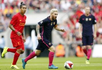 Roberto Firmino junto a Lionel Messi.