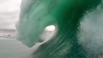 Kai Lenny graba con su GoPro una de las olas gigantes que cogi&oacute; en Nazar&eacute; (Portugal) durant el primer campeonato del mundo de surf tow-in disputado en Praia do Norte. 