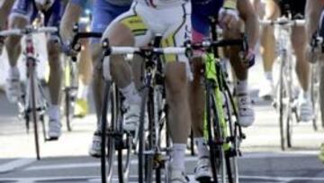 <b>VICTORIA POLÉMICA. </b>Mark Cavendish ganó la etapa después de que Renshaw golpease a Julian Dean.