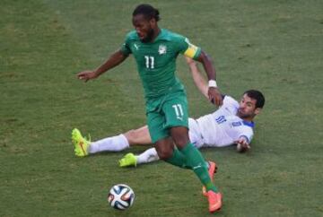 Didier Drogba y Giorgos Karagounis 