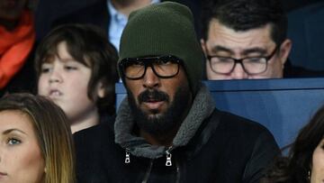 Anelka siguiendo un partido del Lille.