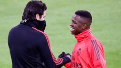 Vinicius habla con Solari en el entrenamiento.