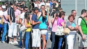 <b>COLAS. </b>Los exteriores de La Romareda mostraron un goteo continuo de aficionados del Zaragoza.