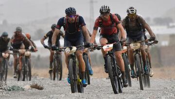 Sergio Mantec&oacute;n rueda durante la &uacute;ltima etapa de la Titan Desert 2020.