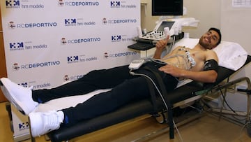 Eneko B&oacute;veda, durante el reconocimiento m&eacute;dico con el Deportivo.