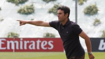 Alberto Toril, en una imagen de archivo, dirige un encuentro del Castilla.