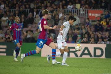 Takefusa Kubo y Frenkie de Jong.