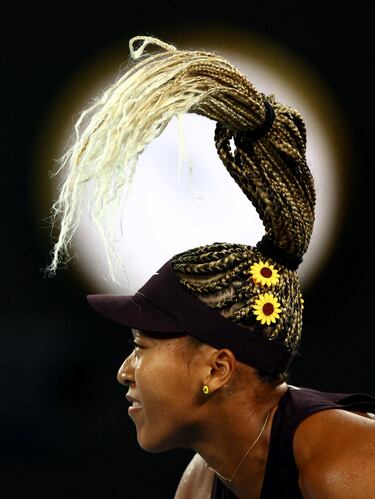 Naomi Osaka se enfrentó a la francesa Caroline García en primera ronda del Abierto de
Australia. La japonesa lució en el pelo un original peinado, con multitud de trenzas y horquillas
con adornos florales, que en el momento de la foto parecía la cola de un escorpión.