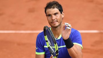 Nadal aplaude a la afici&oacute;n tras vencer a Nikoloz Basilashvili.