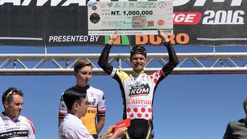 Óscar Pujoil, en el podio tras ganar en Taiwán.