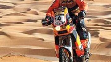 <b>SU EQUIPO Y ZANIROLI LE FELICITARON.</b> Así terminó Roma la etapa de ayer. Fatigado y emocionado, se quitó el
casco, recibió el abrazo de los integrantes de su equipo y la felicitación del organizador Zaniroli.